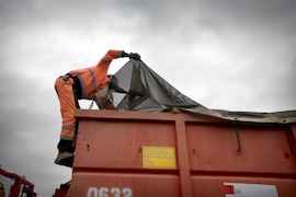 Container, Tittar Ner I